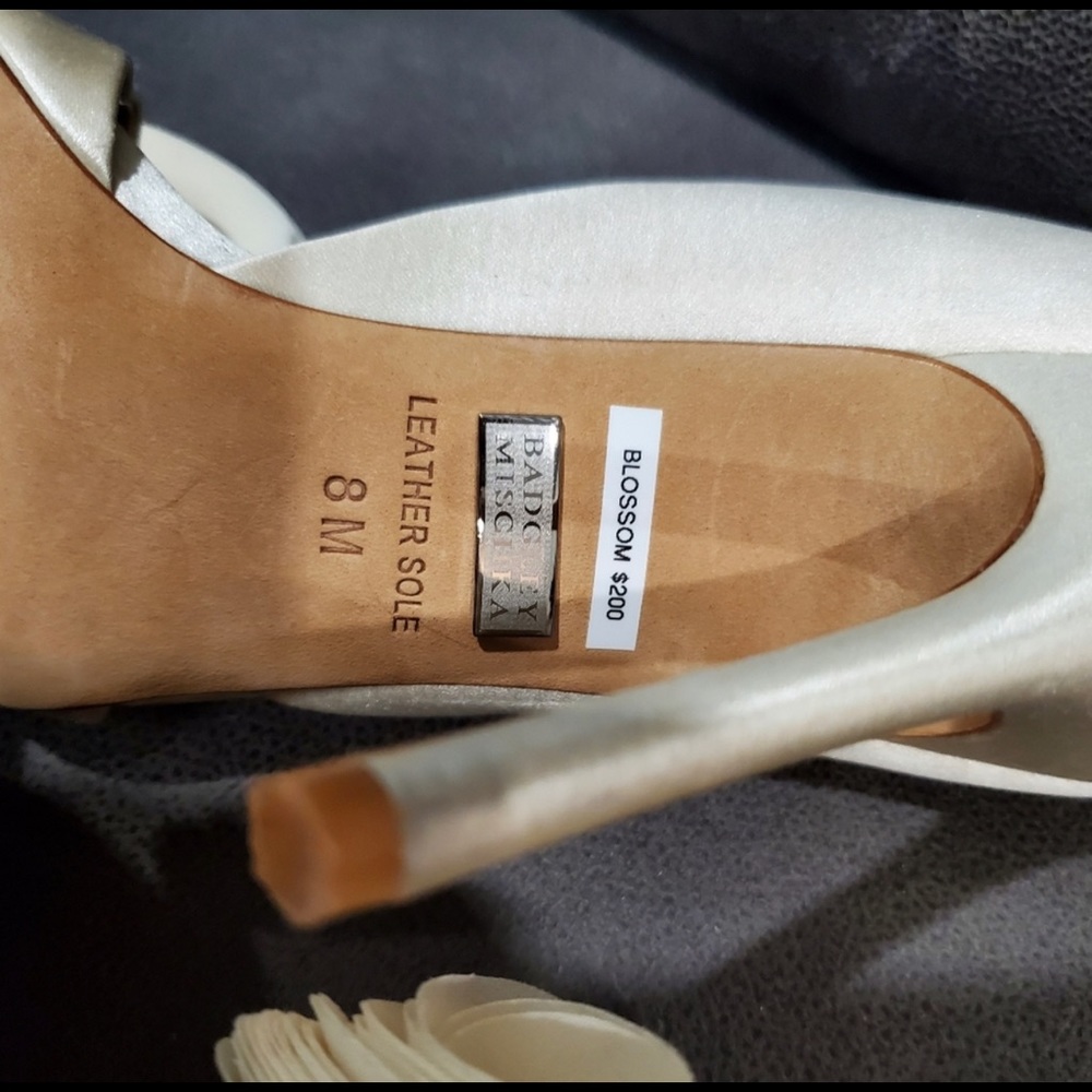 Badgley Mischka off white silk shoes, size 8M, silk flower accent, 4 inch heel - Picture 5 of 6
